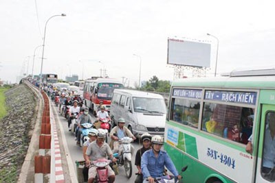 Ongoing repair work on Binh Dien Bridge is causing huge traffic jams along Highway 1A in Binh Chanh District in HCMC (Photo: SGGP)